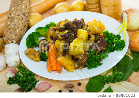 Stew of beef with potatoes, mushrooms and vegetables 89801022