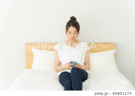 ベッドでくつろぐ女性 89801274