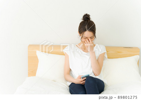 ベッドでくつろぐ女性 ベッドでくつろぐ女性 89801275