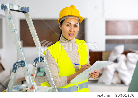 Portrait of woman engineer with project documentation 89801276