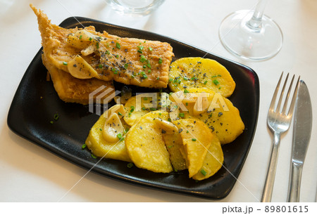 Fried skate wings and potatoes 89801615