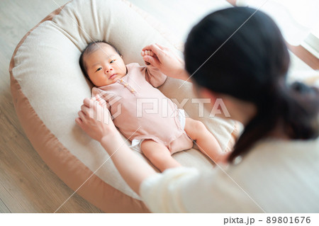 ねんね期からスキンシップをとる赤ちゃんとママ ねんね期からスキンシップをとる赤ちゃんとママ 89801676