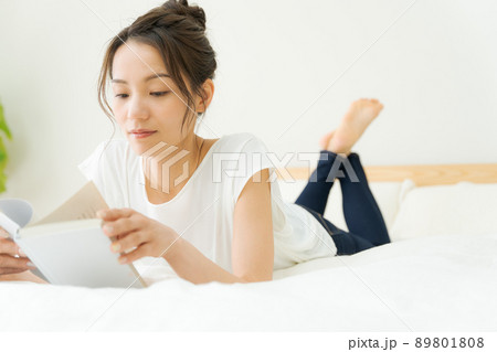 ベッドでくつろぐ女性 ベッドでくつろぐ女性 89801808