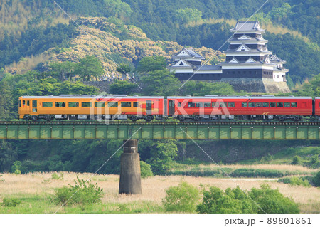 大洲城を背景に鉄橋を渡る二代目「伊予灘ものがたり」（JR四国） 89801861