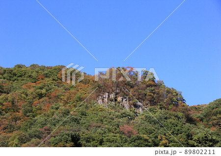 一部岩場が露出している山の風景 一部岩場が露出している山の風景 89802211