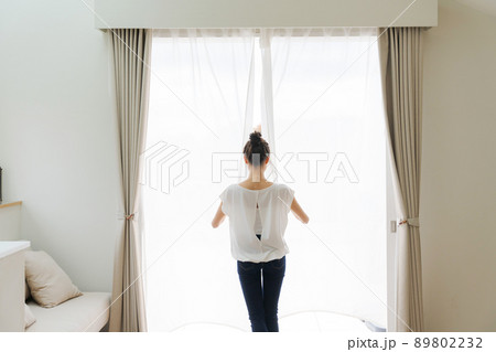 カーテンを開ける女性　自宅 89802232