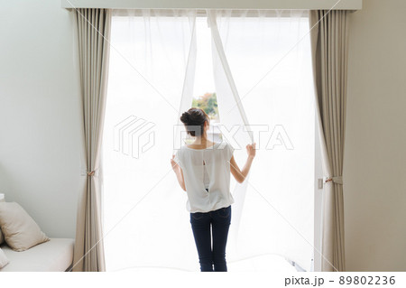 カーテンを開ける女性　自宅 89802236