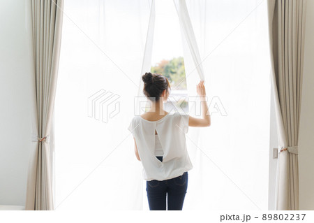 カーテンを開ける女性　自宅 89802237