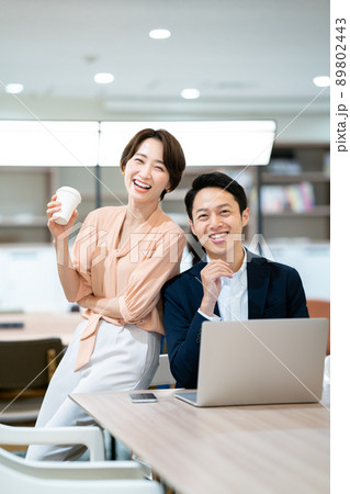 ビジネスマンとビジネスウーマン 89802443