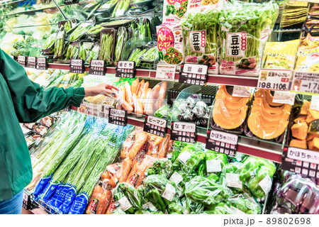 スーパーで野菜を買う女性ののイメージカット スーパーで野菜を買う女性ののイメージカット 89802698