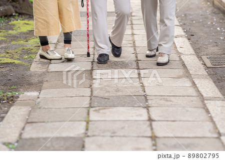 シニア女性　散歩　歩く　足元 89802795