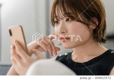 スマホを見る女性　 89802972