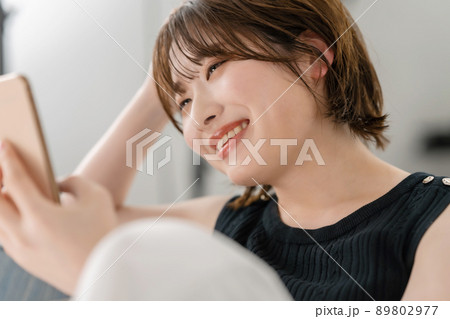 スマホを見る女性 スマホを見る女性 89802977