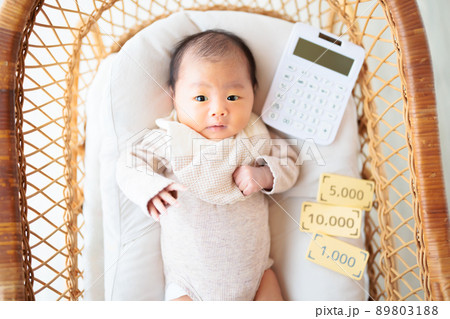 電卓と赤ちゃん 表情 お金 費用 ライフプラン ライフステージ 電卓と赤ちゃん 表情 お金 費用 ライフプラン ライフステージ 89803188