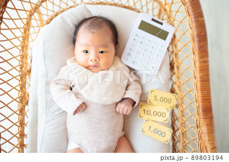 電卓と赤ちゃん 表情 お金 貯蓄 ライフプラン ライフステージ 電卓と赤ちゃん 表情 お金 貯蓄 ライフプラン ライフステージ 89803194