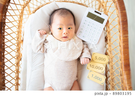 電卓と赤ちゃん　考える　疑問　気になる　ピンとくる表情　お金　費用　ライフプラン　ライフステージ 89803195