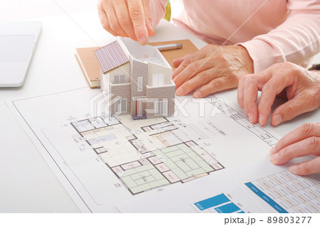 住宅の図面を見ながら検討をするシニア夫婦 住宅の図面を見ながら検討をするシニア夫婦 89803277