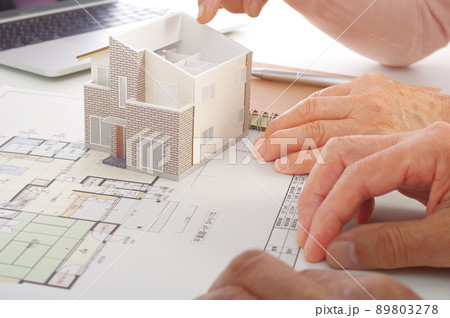 住宅の図面を見ながら検討をするシニア夫婦 住宅の図面を見ながら検討をするシニア夫婦 89803278