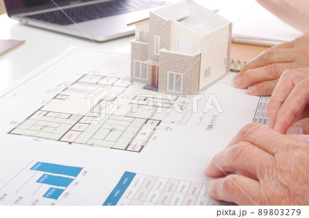 住宅の図面を見ながら検討をするシニア夫婦 住宅の図面を見ながら検討をするシニア夫婦 89803279