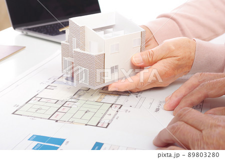 住宅の図面を見ながら検討をするシニア夫婦 住宅の図面を見ながら検討をするシニア夫婦 89803280