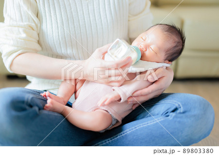 眠りながらミルクを飲む赤ちゃん 眠りながらミルクを飲む赤ちゃん 89803380