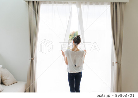 カーテンを開ける女性　自宅 89803701