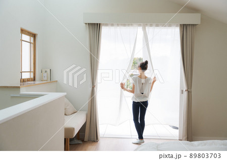 カーテンを開ける女性　自宅 89803703