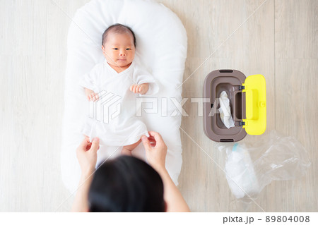 新生児のおむつ交換　紙おむつ 89804008