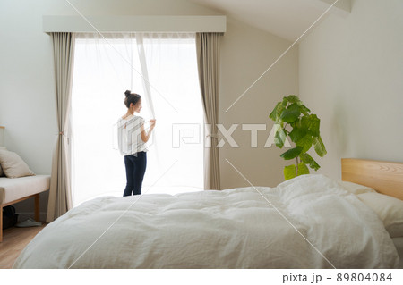 カーテンを開ける女性 自宅 カーテンを開ける女性 自宅 89804084