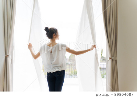 カーテンを開ける女性 自宅 カーテンを開ける女性 自宅 89804087