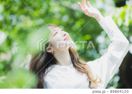 新緑　白いシャツワンピの女性 89804120