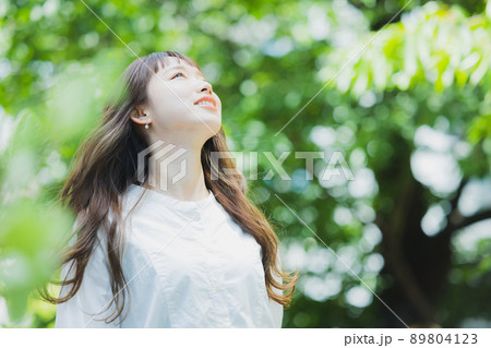 新緑　白いシャツワンピの女性 89804123