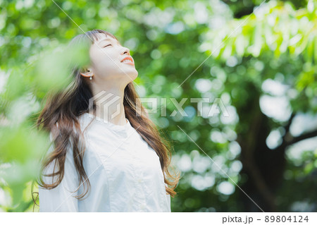 新緑　白いシャツワンピの女性 89804124