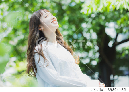 新緑 白いシャツワンピの女性 新緑 白いシャツワンピの女性 89804126