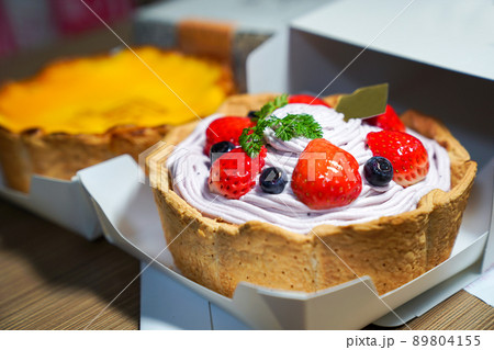 fruity berry cheese tart. 89804155