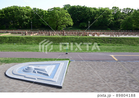 今城塚古代歴史館の屋上から見る埴輪列 89804188