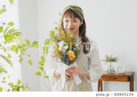 女性　ドライフラワー 89804239