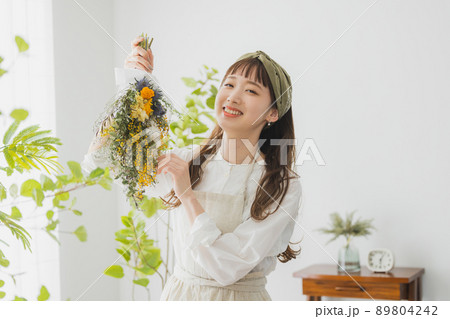 女性　ドライフラワー 89804242