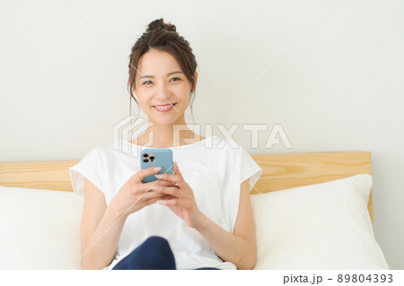 ベッドでくつろぐ女性 89804393