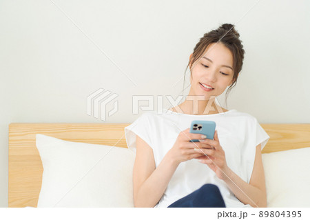 ベッドでくつろぐ女性 ベッドでくつろぐ女性 89804395