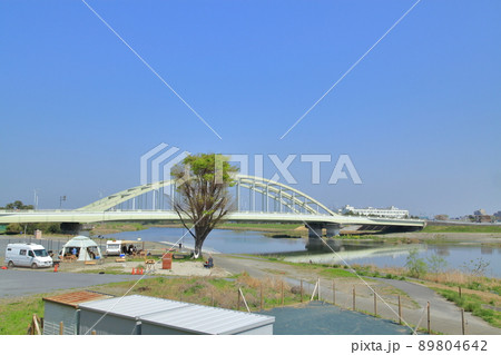 多摩川河川敷と多摩水道橋 89804642
