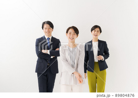 ビジネスパーソン　3人　白背景 89804876