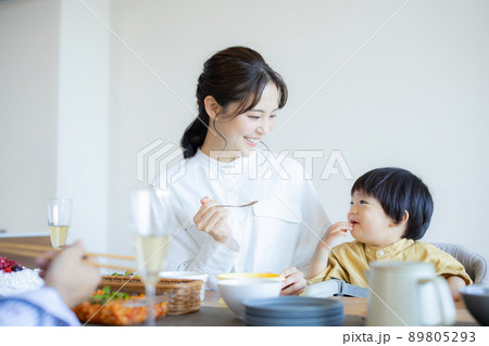 ファミリー　食卓 89805293