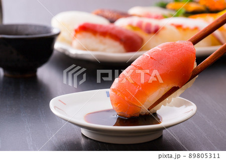 お寿司~鮪の赤身 89805311