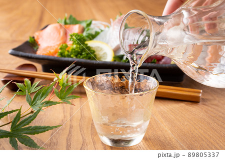 冷酒と刺身の盛合せ 89805337