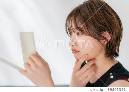 鏡を見る女性　スキンケア　トラブル 89805341