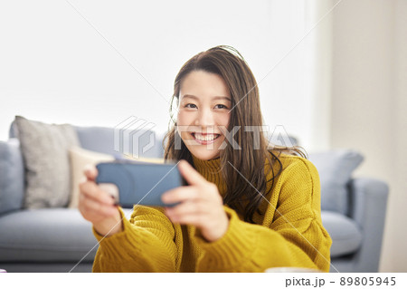 スマートフォンを操作する女性 スマートフォンを操作する女性 89805945