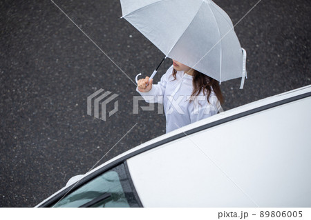 傘をさして車に乗り込もうとする女性　Rain	 89806005