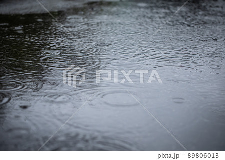 水たまりの波紋 Ripples of a puddle 水たまりの波紋 Ripples of a puddle 89806013