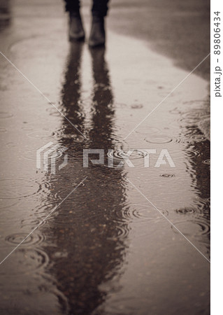 水たまりの波紋　Ripples of a puddle 89806434